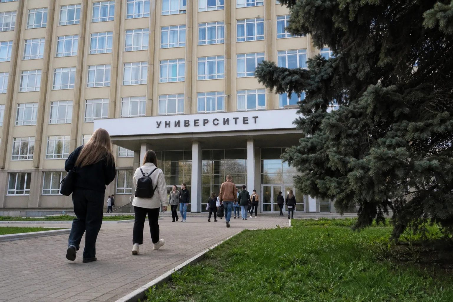 Где конкурс на платное обучение превысил три человека на место